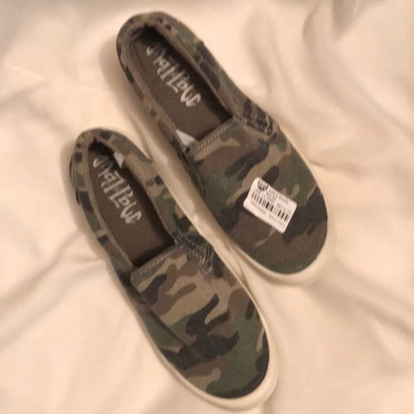 women's mad love kasandra slip on canvas